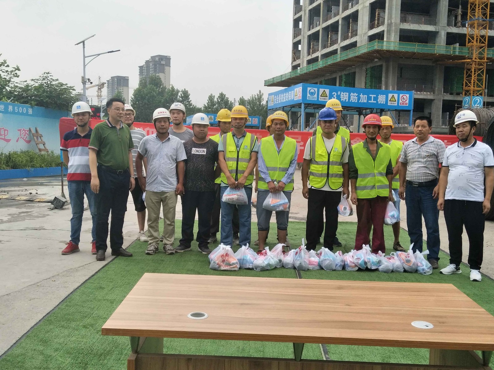 “2018夏日送清涼”廬陽(yáng)區(qū)四里河街道黨工委書記阮仁勝等領(lǐng)導(dǎo)一行慰問(wèn)鼎鑫金融中心項(xiàng)目一線全體員工