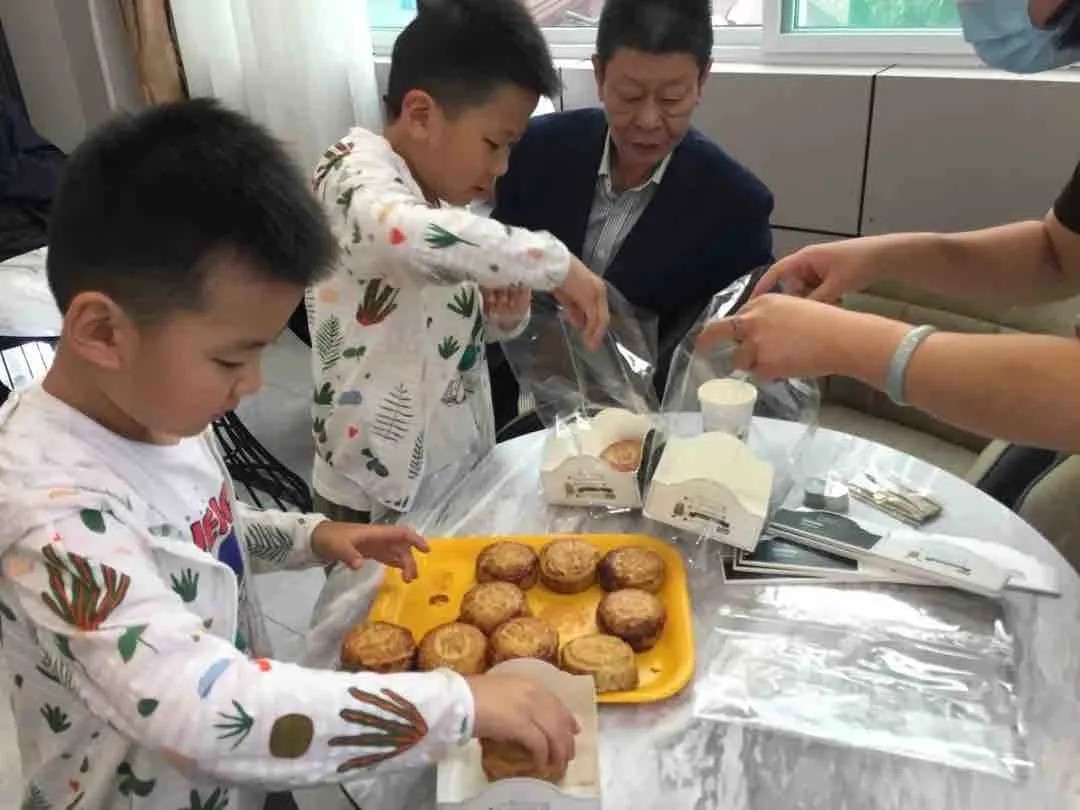 孝義農(nóng)產(chǎn)品大市場“情暖中秋”月餅DIY活動溫情啟幕