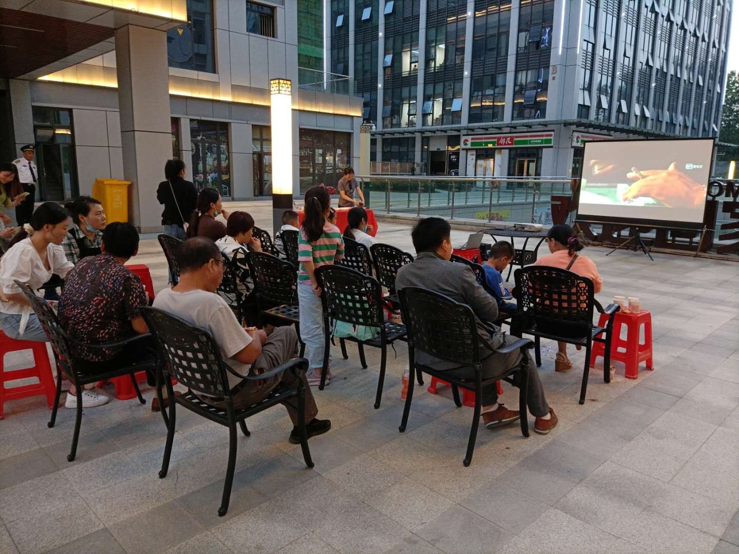 首屆“鼎鑫中心周末電影放影節(jié)” 溫情啟幕！