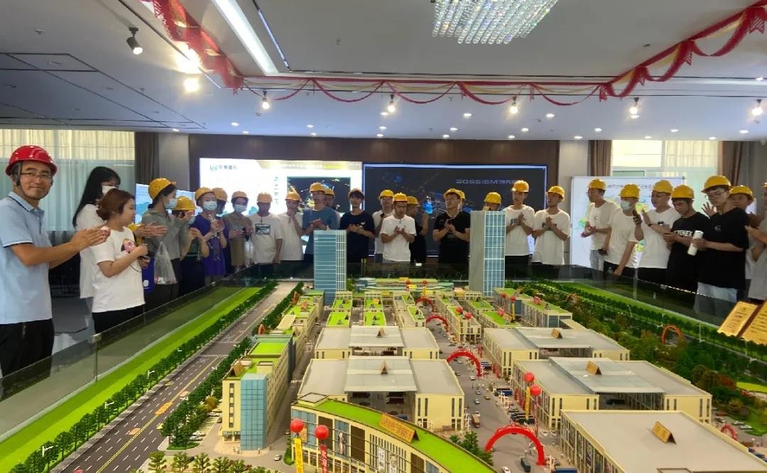 太原理工大學(xué)現(xiàn)代科技學(xué)院師生團(tuán)來孝義農(nóng)產(chǎn)品大市場項(xiàng)目觀摩學(xué)習(xí)