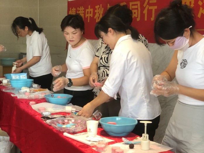 鼎鑫中心迎中秋：DIY月餅樂(lè)翻天，物業(yè)暖心添喜慶